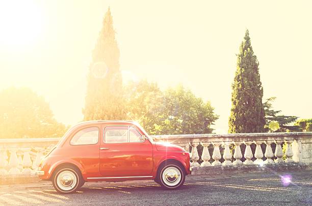 vintage włoski samochód w promień słońca - cinquecento zdjęcia i obrazy z banku zdjęć