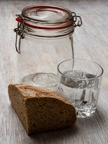 Agua, pan y frasco vacío - foto de stock