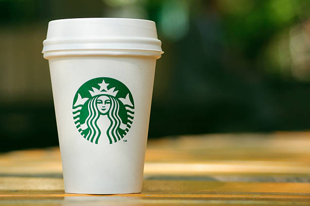 トール starbucks （スターバックス）コーヒーには、木製のテーブル - starbucks coffee drink coffee cup ストックフォトと画像