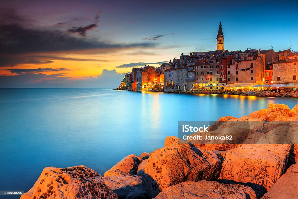 Pôr do sol deslumbrante com céu colorido, Rovinj, Ístria região, a Croácia, a Europa - Foto de stock de Croácia royalty-free