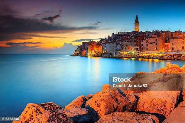 Foto de Pôr Do Sol Deslumbrante Com Céu Colorido Rovinj Ístria Região A Croácia A Europa e mais fotos de stock de Croácia
