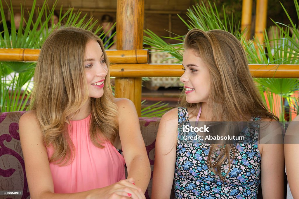 Amigos disfrutando de adolescente en la playa Coctail Club, Europa - Foto de stock de 16-17 años libre de derechos