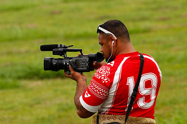 человек принимает видео fuifui moimoi по прибытии в тонге. - tongan dance стоковые фото и изображения