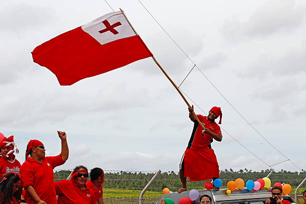 человек празднования прибытия fuifui moimoi на vavau в тонге. - tongan dance стоковые фото и изображения