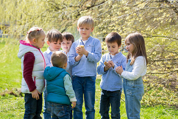 gruppo di prescolare i bambini, gli amici e fratelli, giocando - baby chicken human hand young bird bird foto e immagini stock