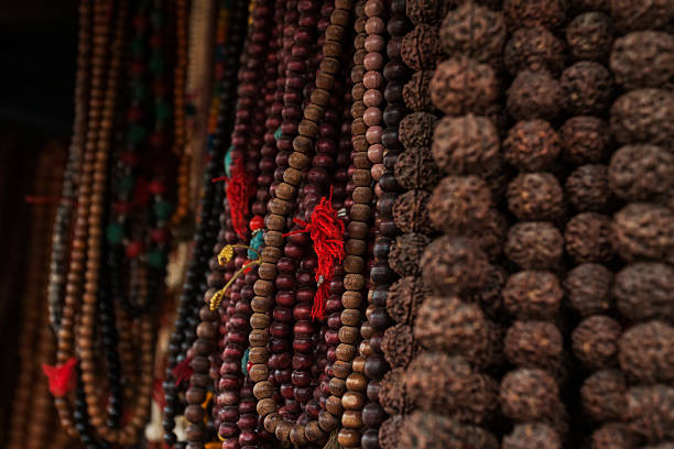 perles de prière rudraksha mala - vavau islands photos et images de collection