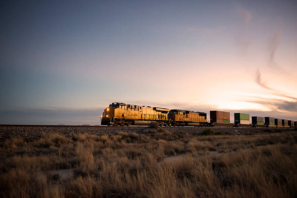 trem locomotiva ao anoitecer - railroad track - fotografias e filmes do acervo