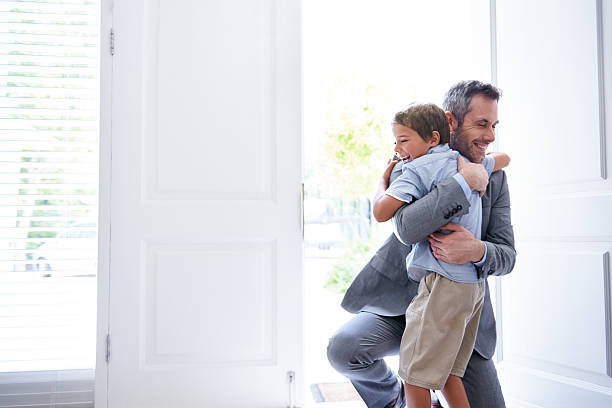 quiero recordar que el uso de un dad. - home interior arrival father family fotografías e imágenes de stock