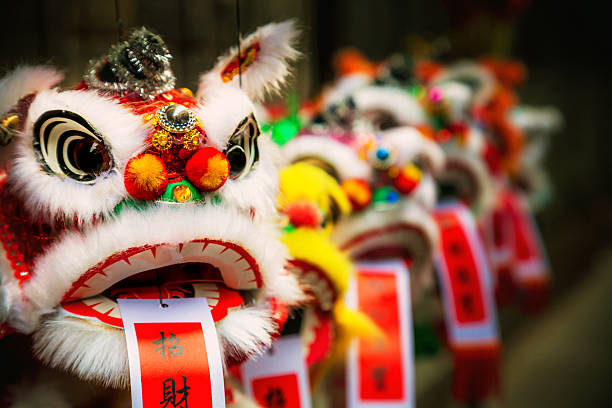 colorato leone cinese tradizionale - lion dance foto e immagini stock