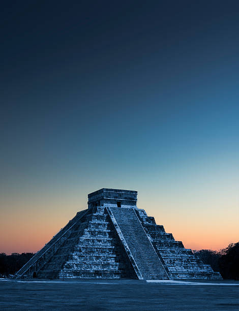 chichen itzá pyramid en sunrise, méxico - mexico the americas ancient past fotografías e imágenes de stock