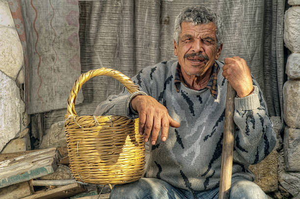 선임 farmer 쥠 바스켓을 및 휴식 - 레바논 민족 뉴스 사진 이미지