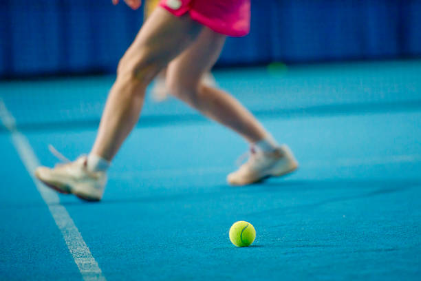 女子テニス選手 - tennis indoors women court ストックフォトと画像