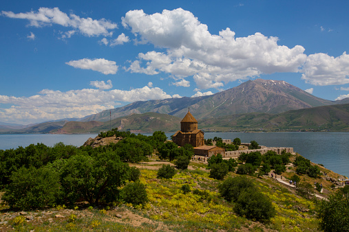 Isla de Akdamar iglesia en Van lago Turquía photo
