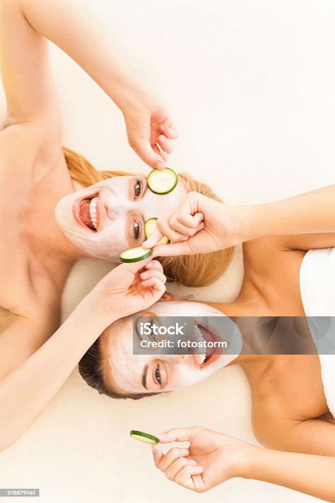 Frau mit Gurkenscheiben auf Augen- und Gesichtsmaske zum Einsatz - Lizenzfrei Kosmetikmaske Stock-Foto