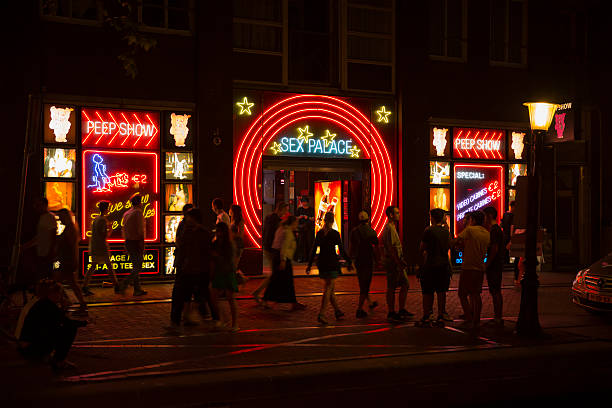 «sexe palace dans le quartier rouge à amsterdam - quartier chaud photos et images de collection