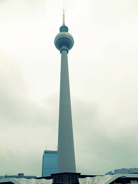 tour de télévision de berlin central à l'alexanderplatz (allemagne) - sendemast photos et images de collection