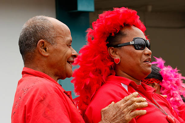 les gens font la fête l'arrivée de fuifui moimoi sa maison île. - tongan dance photos et images de collection