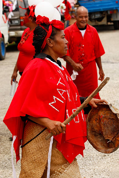 местная женщина празднует прибытия fuifui moimoi - tongan dance стоковые фото и изображения