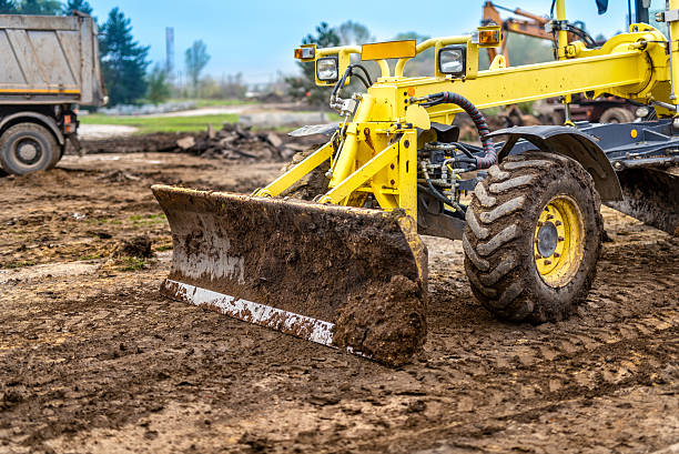 экскаватор, самосвал машина и бульдозер работы - construction worker earth mover truck quarry стоковые фото и изображения