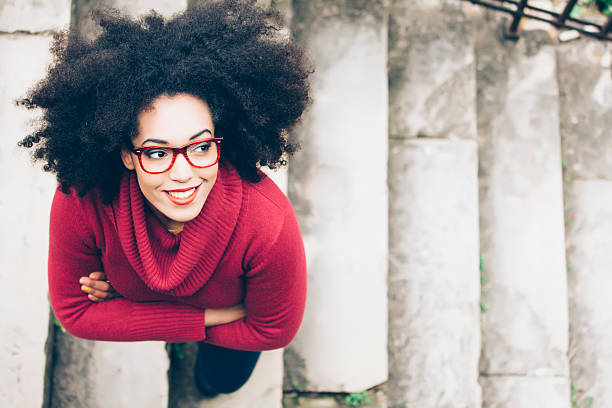 ritratto di giovane donna sorridente in piedi sulle scale - beautiful beauty african ethnicity one person foto e immagini stock