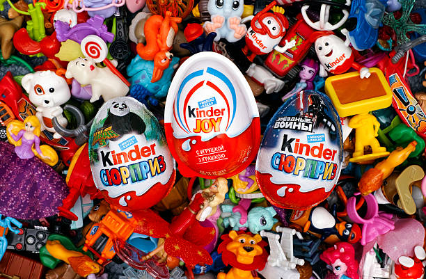 большой вскоре киндер сюрприз игрушки и яйца. - kinder surprise стоковые фото и изображения