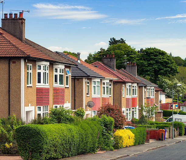 británico zona residencial de casas separado de productos - rough cast fotografías e imágenes de stock