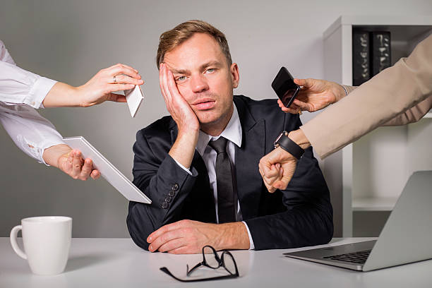 uomo stanco essere overload al lavoro - eccesso foto e immagini stock