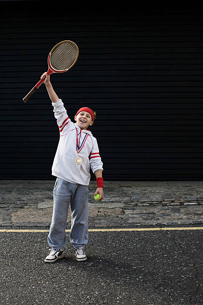 garçon match de tennis primé - tennis child athlete sport photos et images de collection