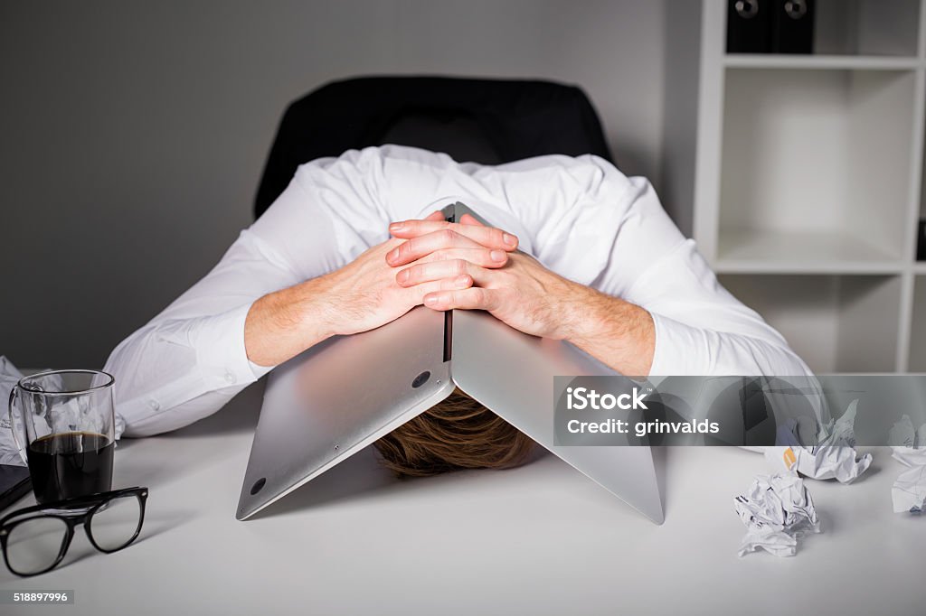 Homme se cachent sous un ordinateur portable - Photo de Stress libre de droits