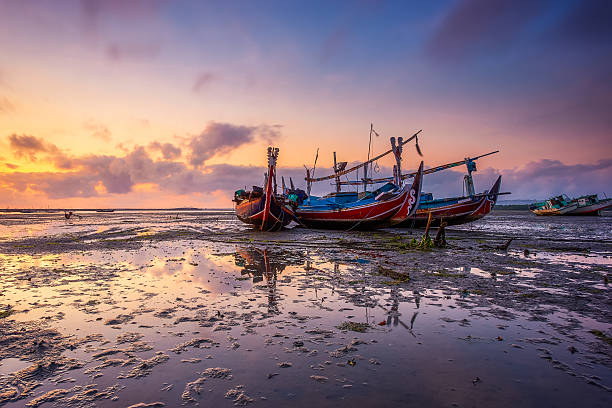 kelan playa y barcos - jukung fotografías e imágenes de stock