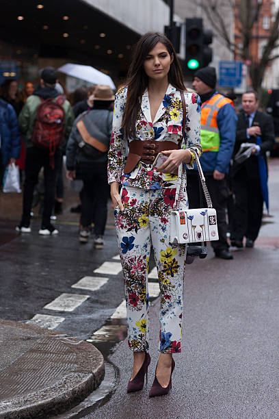 doina ciobanu assister à la mode semaine à londres - semaine de la mode de londres photos et images de collection