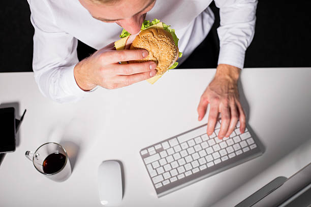 mann essen ungesund mittagessen - eating sandwich emotional stress food stock-fotos und bilder