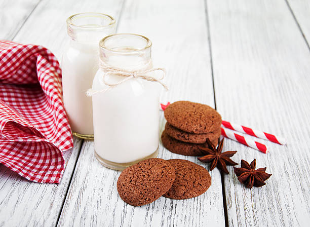 farinha de aveia cookies e garrafas de leite - milk milk bottle drinking straw cookie imagens e fotografias de stock