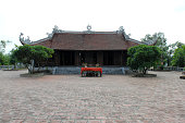 tempel-in-der-traditionellen-vietnam.jpg?b=1&s=170x170&k=20&c=J4I59rpBoGP03oUOaXnNe3_i3XK9tT4F5JCuAGIdZbE=