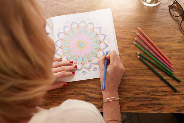 desenho em adultos livro de colorir - human hand pencil women sketching imagens e fotografias de stock