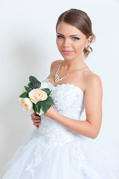 молодая невеста в платье - real people indoors studio shot head and shoulders стоковые фото и изображения