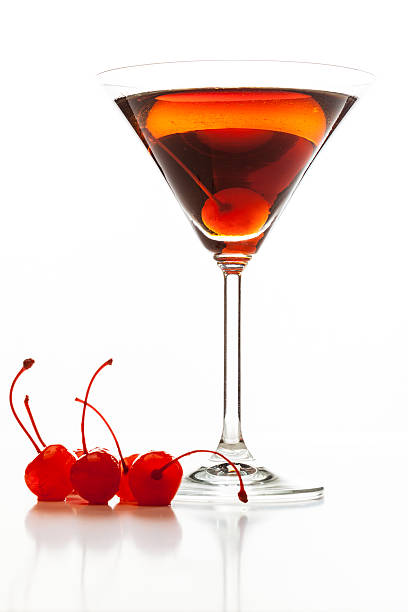коктейль манхеттен с песочным цветом с вишней - manhattan cocktail cocktail drink cherry стоковые фото и изображения