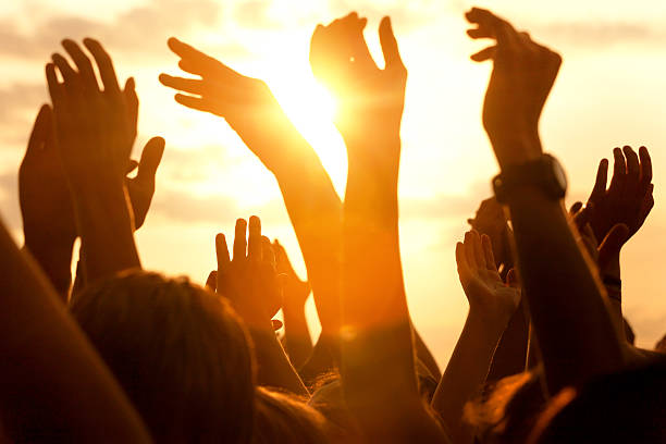 manos arriba - applauding clapping wristband crowd fotografías e imágenes de stock