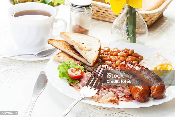 Desayuno Inglés Completo Con Tocino Salchichas Huevo Frito Y Horneados Foto de stock y más banco de imágenes de Al horno