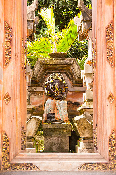 Entrance of a Hindu temple and Ganesha statue Ganesha, also known as Ganapati and Vinayaka, is one of the best-known and most worshipped deities in the Hindu pantheon. palazzo antico stock pictures, royalty-free photos & images
