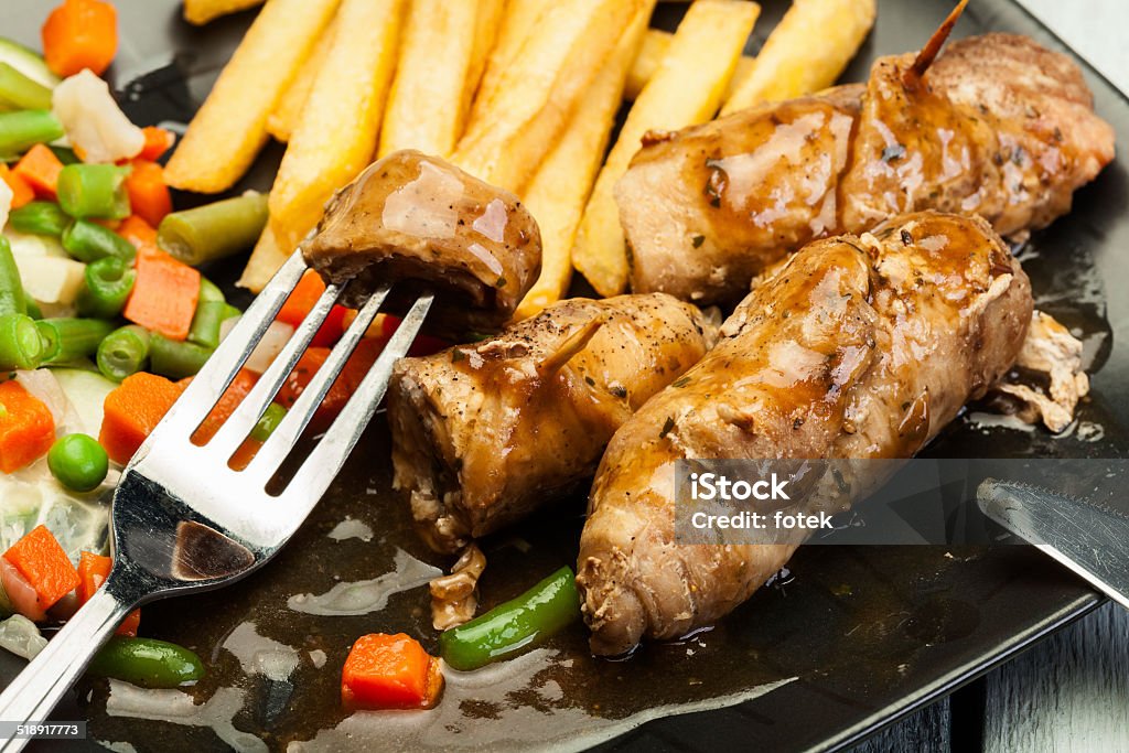 Cerdo rollos con papas fritas y verduras - Foto de stock de Alimento libre de derechos