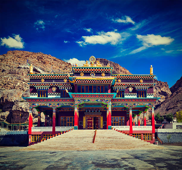 monasterio de budistas en kaza, spiti valley - kaza fotografías e imágenes de stock