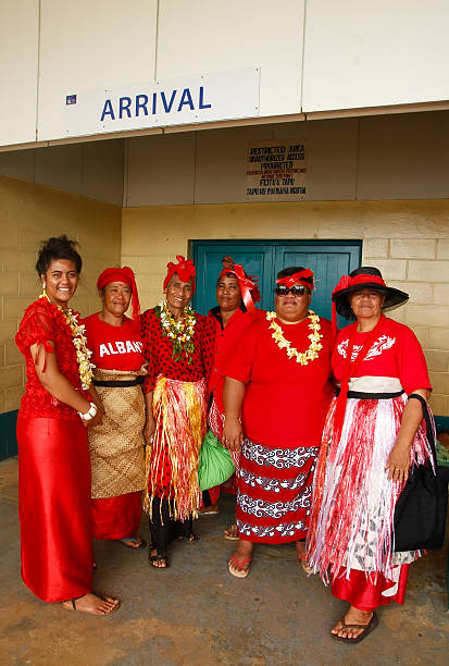 personnes célébrez l'arrivée de fuifui moimoi sur vavau aux tonga. - tongan dance photos et images de collection