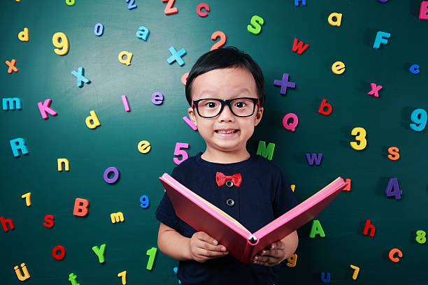 mignon asie enfants - alphabet blackboard text child photos et images de collection