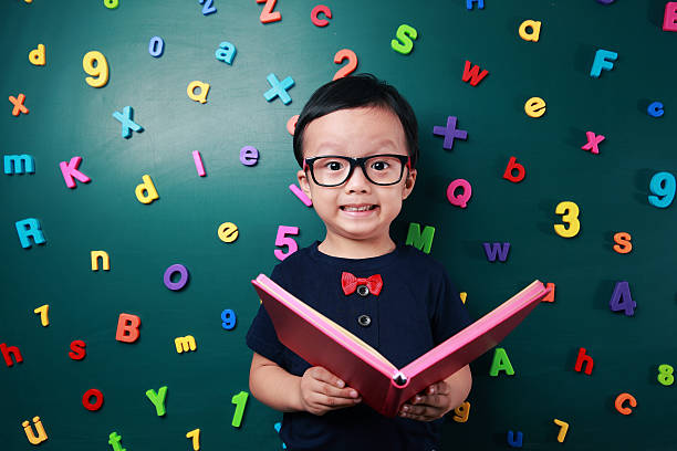 linda ásia crianças - child glasses elementary student reading - fotografias e filmes do acervo