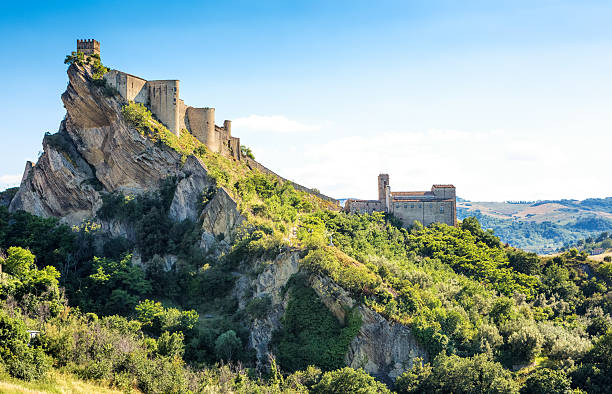 roccascalegna castle, dans la province de chieti, abruzzes, italie - xième siècle photos et images de collection