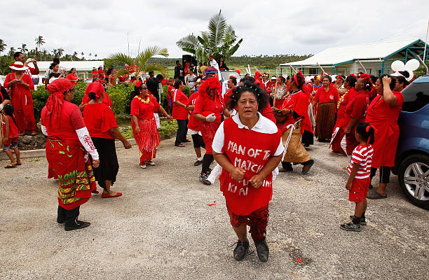 человек празднования прибытия fuifui moimoi на vavau в тонге. - tongan dance стоковые фото и изображения