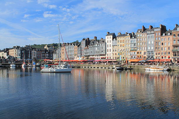 旧ドッグ d'honfleur ,france - クリンカーディンギー ストックフォトと画像