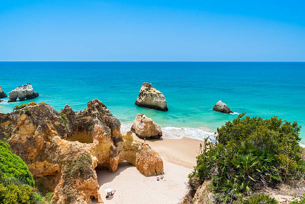 tres irmaos-bela praia costa do algarve, portugal - algarve imagens e fotografias de stock