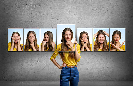 Chica tiene cambios su rostro y retratos con diferentes emociones photo